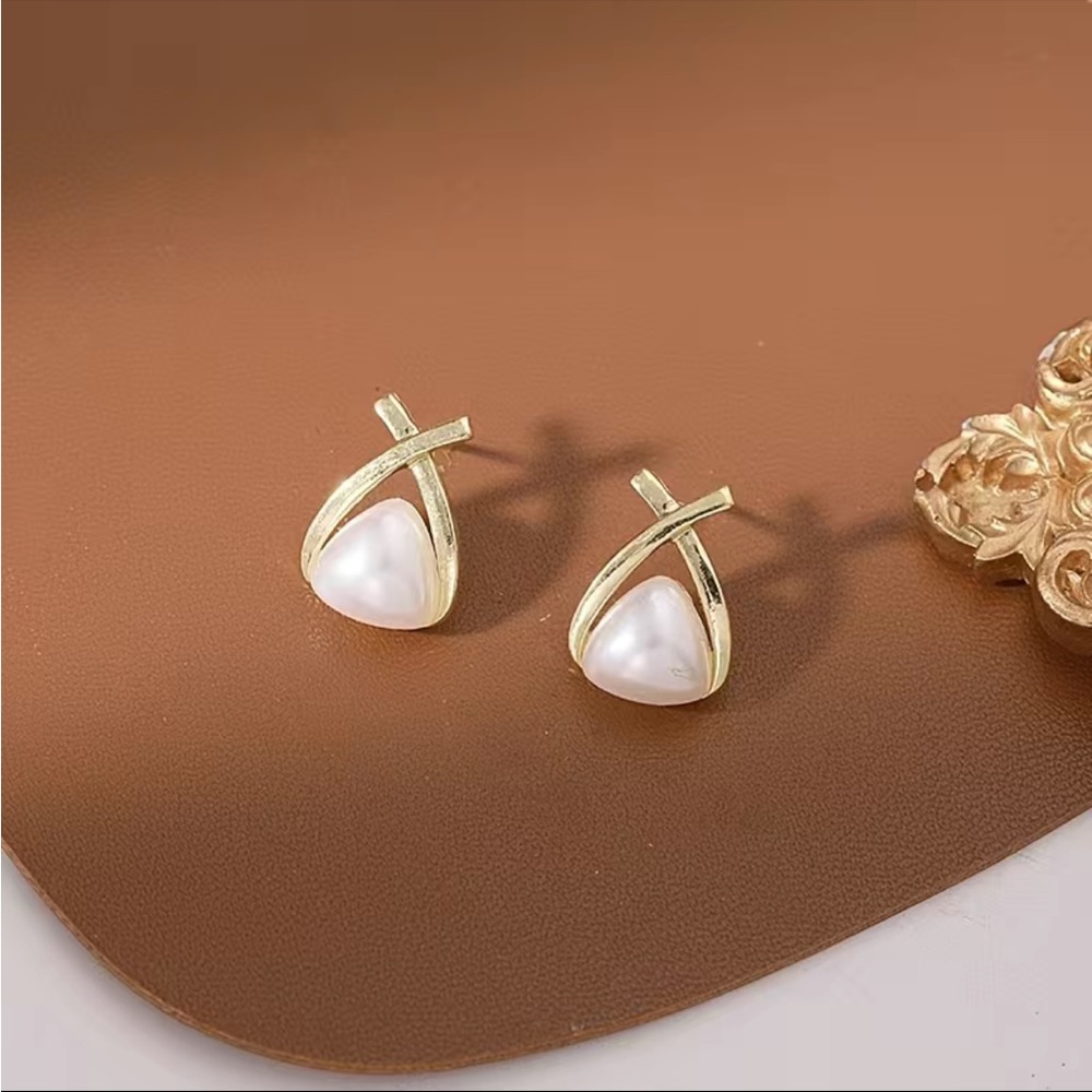 Clearance! New! Pearl Gold Bow Stud Earrings - Picture 7 of 7